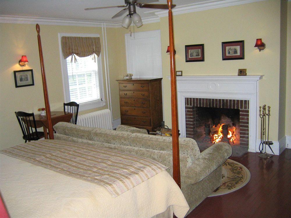 Four Chimneys Inn Bennington Bagian luar foto