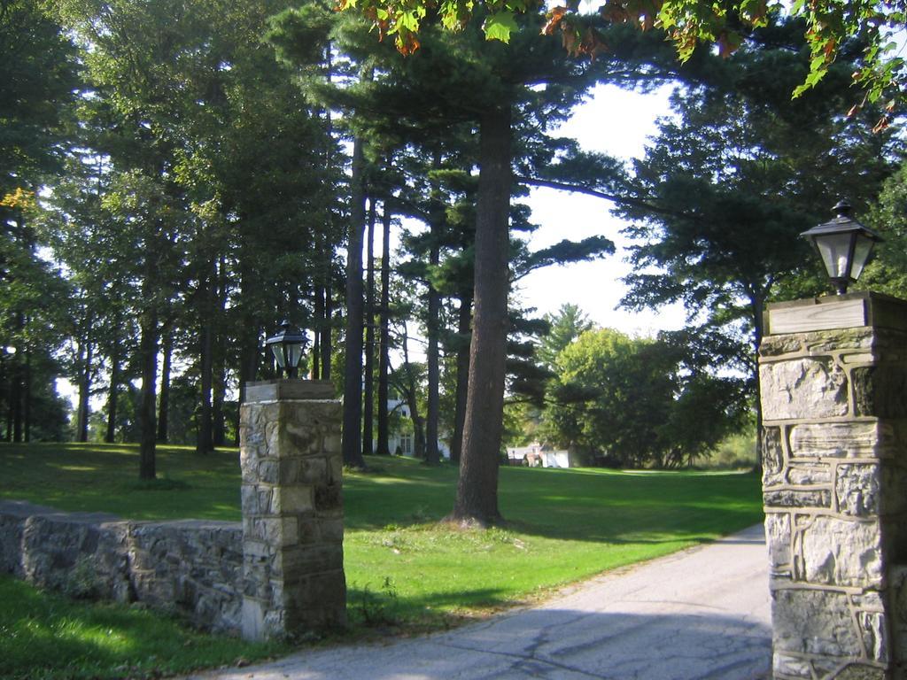 Four Chimneys Inn Bennington Bagian luar foto