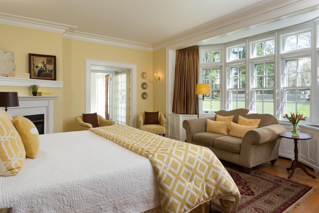 Four Chimneys Inn Bennington Bagian luar foto