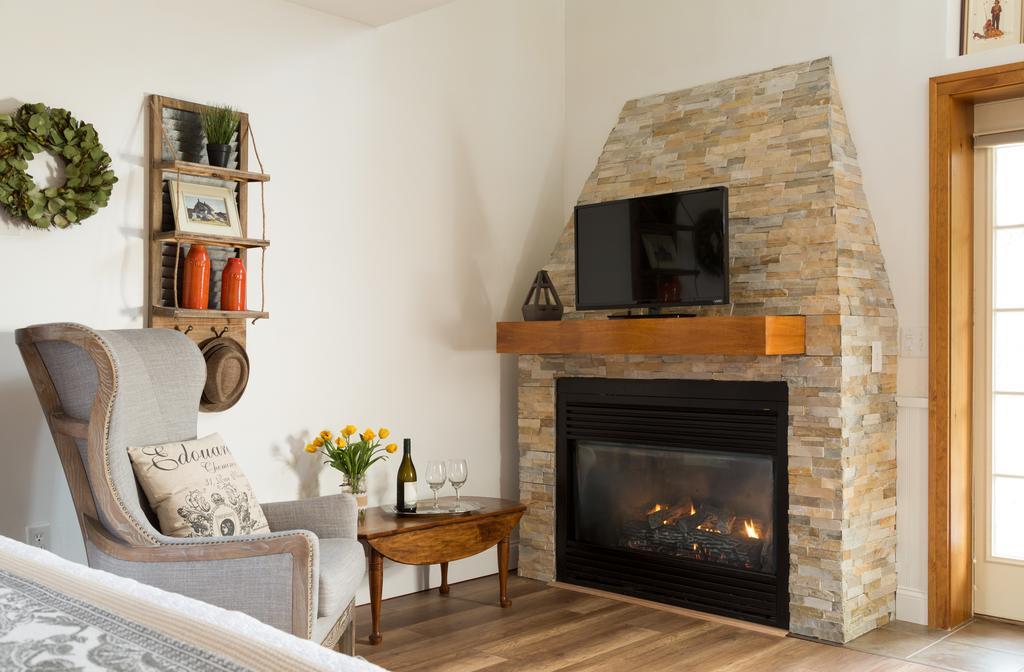 Four Chimneys Inn Bennington Bagian luar foto