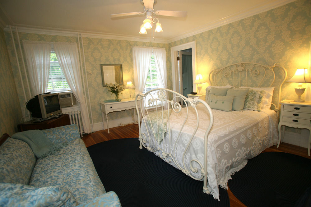 Four Chimneys Inn Bennington Bagian luar foto