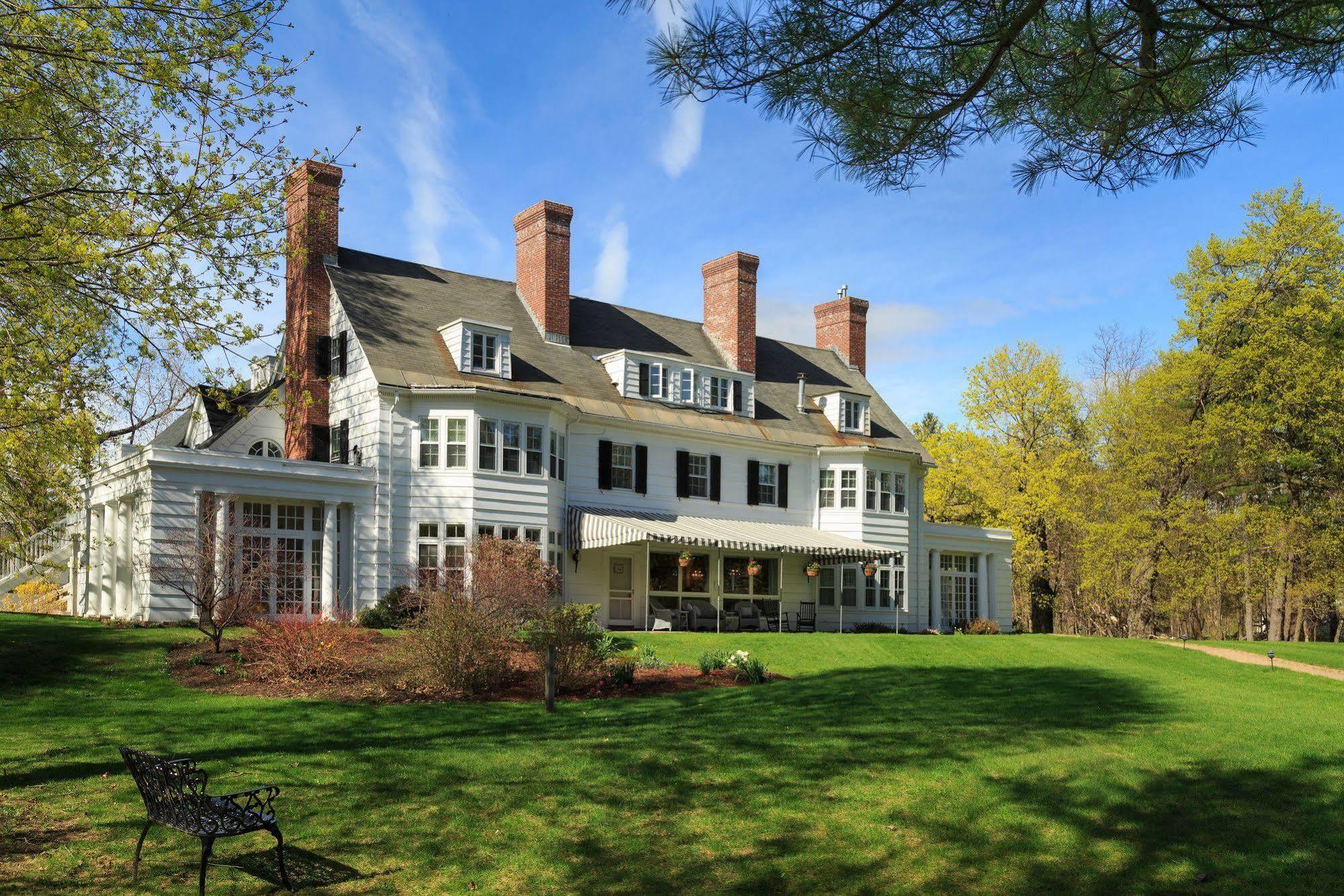 Four Chimneys Inn Bennington Bagian luar foto