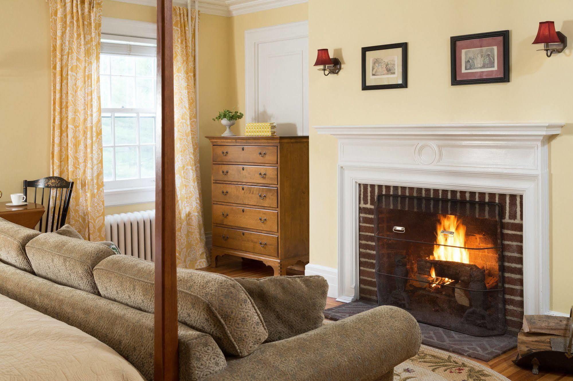 Four Chimneys Inn Bennington Bagian luar foto