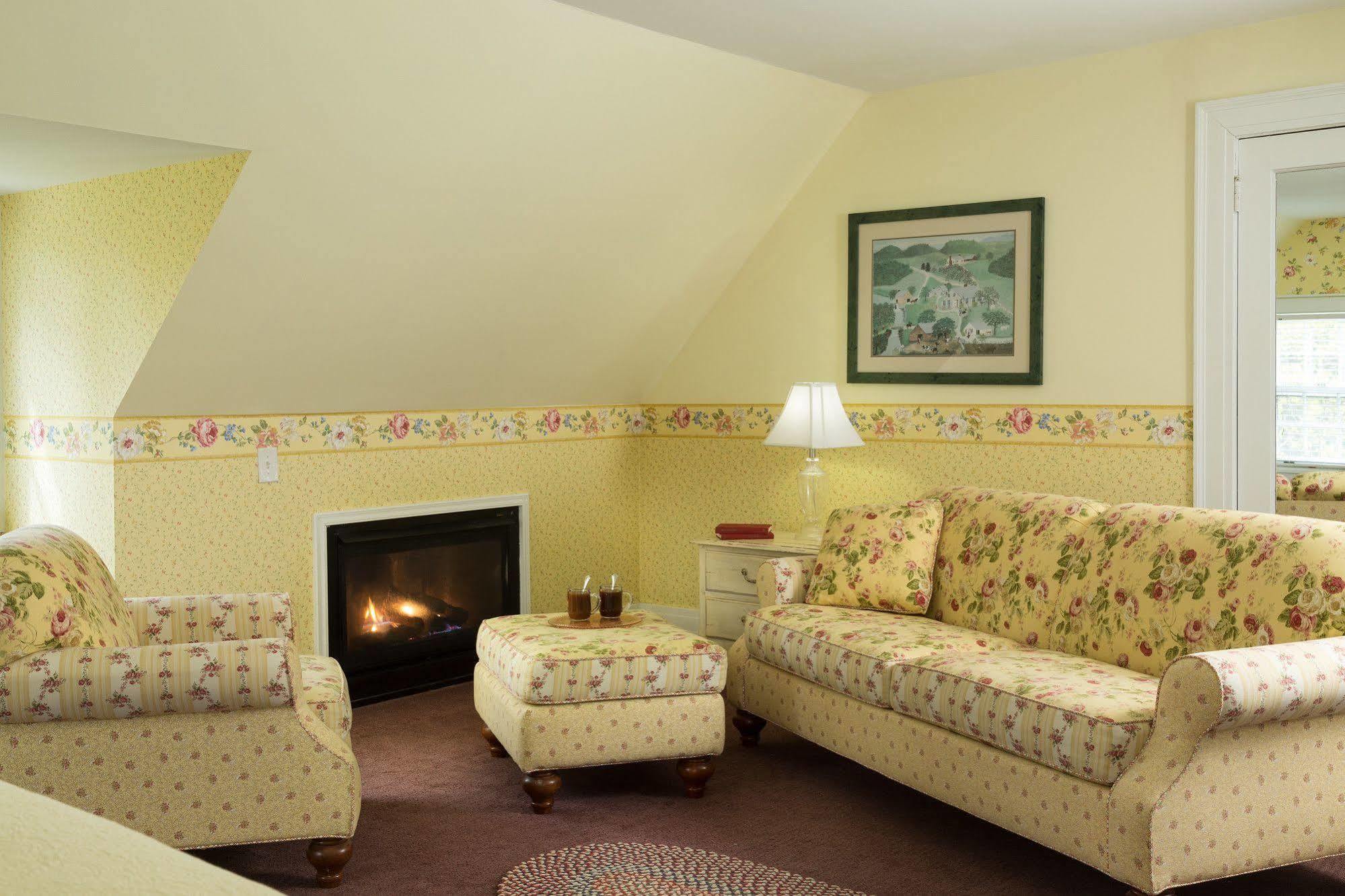 Four Chimneys Inn Bennington Bagian luar foto