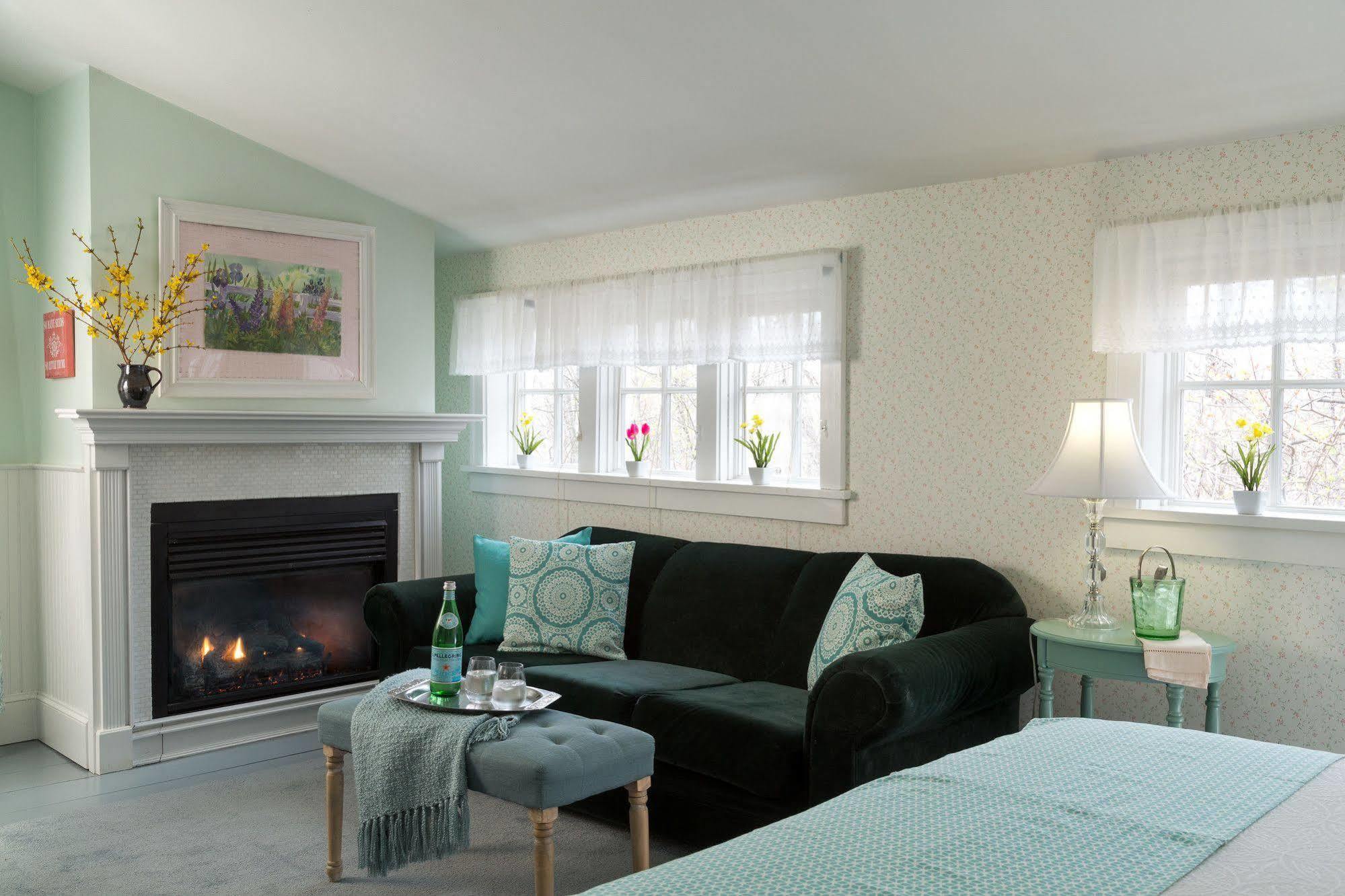 Four Chimneys Inn Bennington Bagian luar foto