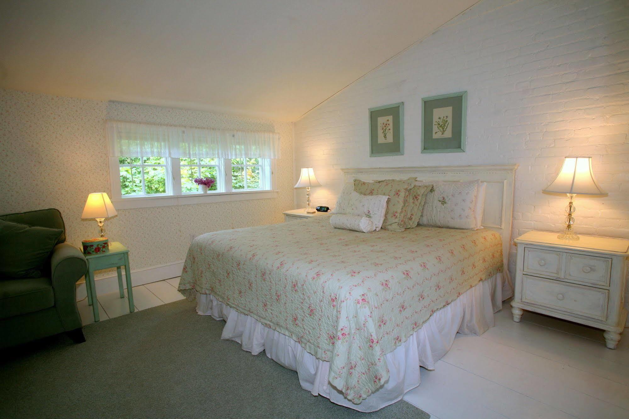 Four Chimneys Inn Bennington Bagian luar foto