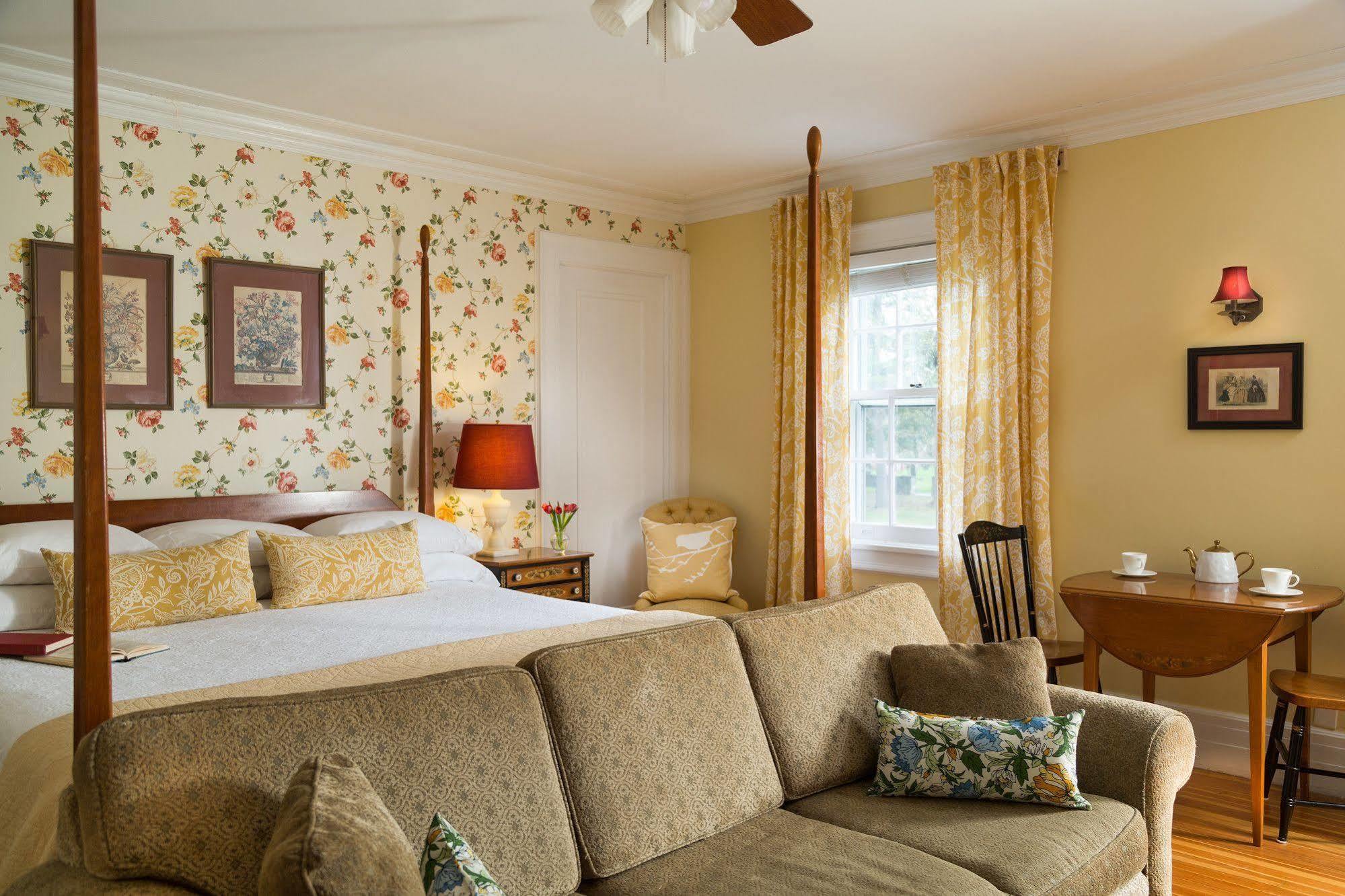Four Chimneys Inn Bennington Bagian luar foto