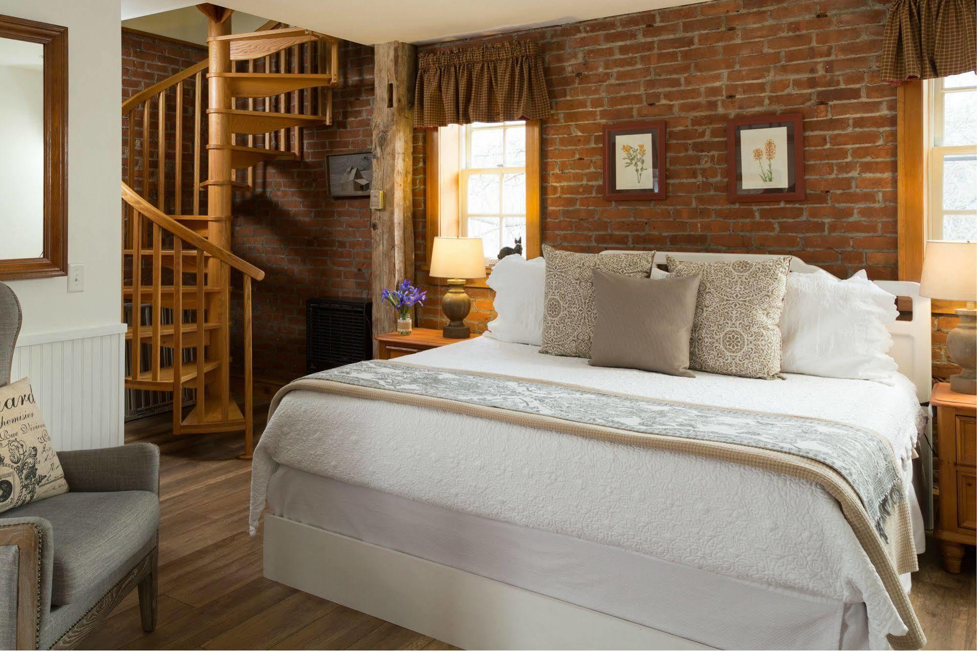 Four Chimneys Inn Bennington Bagian luar foto