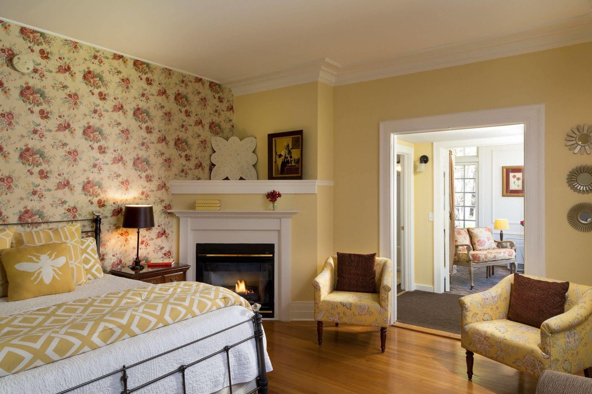 Four Chimneys Inn Bennington Bagian luar foto