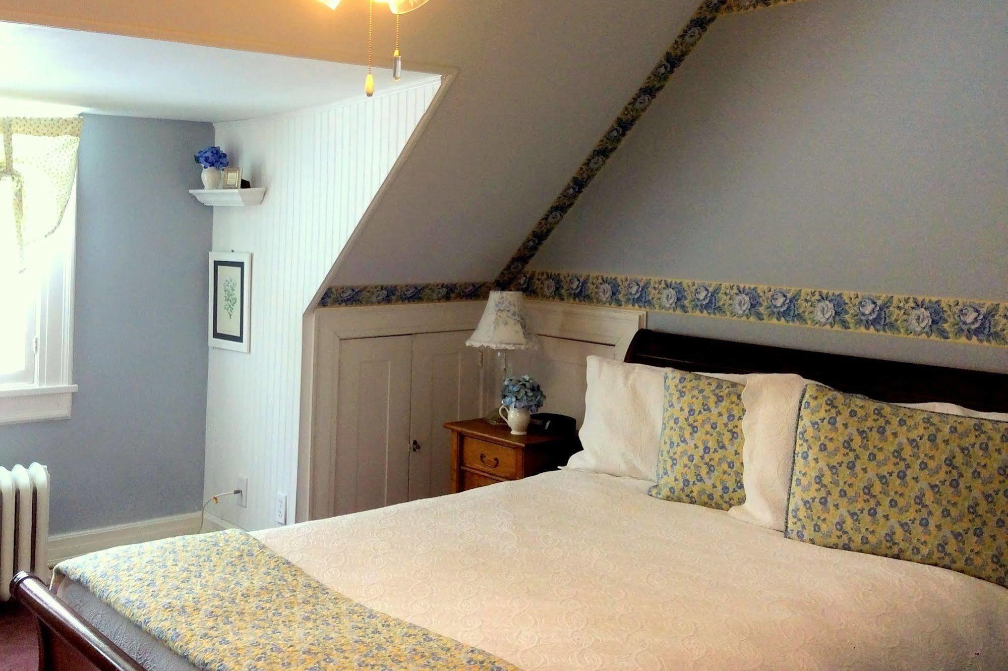 Four Chimneys Inn Bennington Bagian luar foto