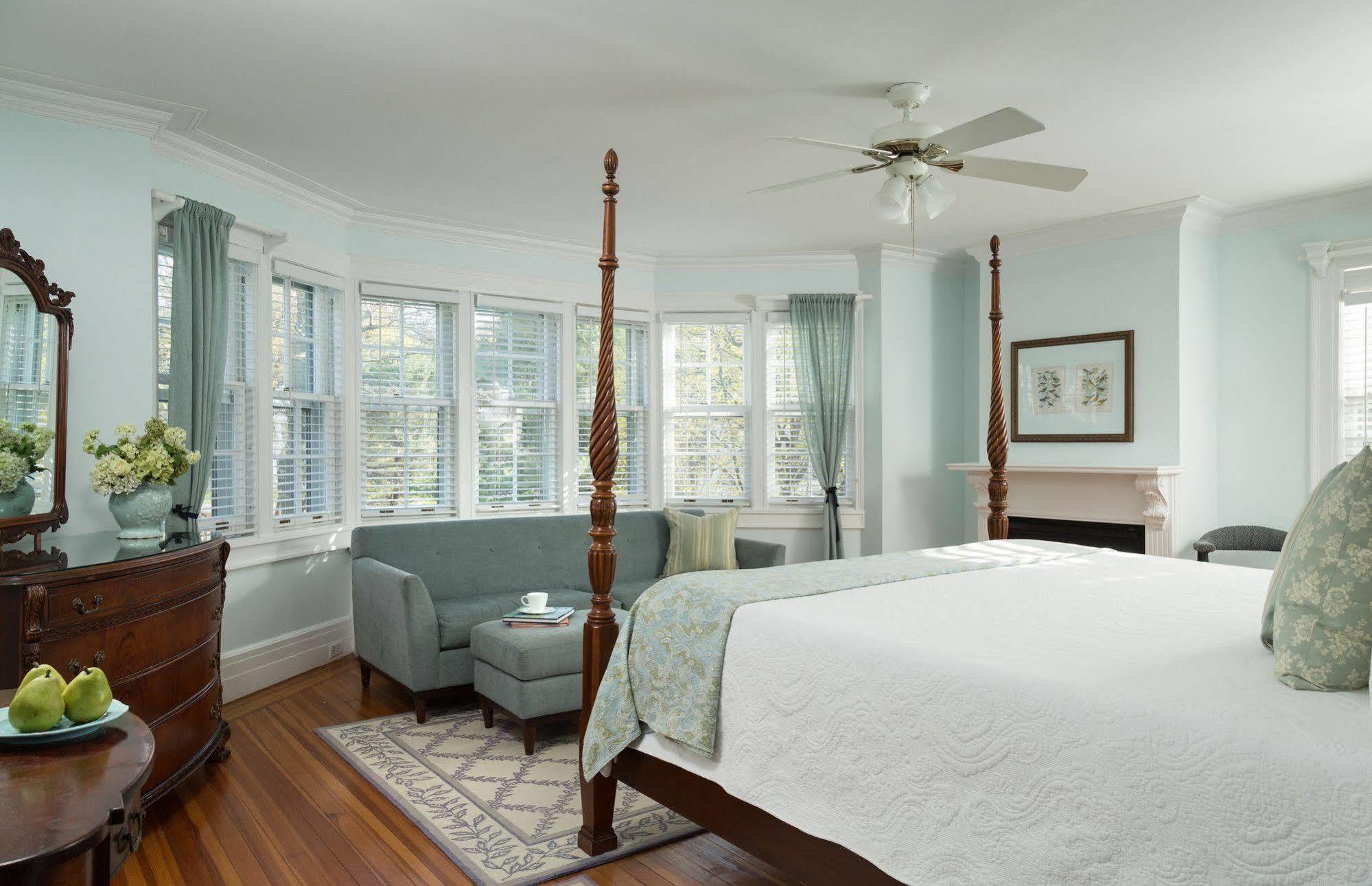 Four Chimneys Inn Bennington Bagian luar foto