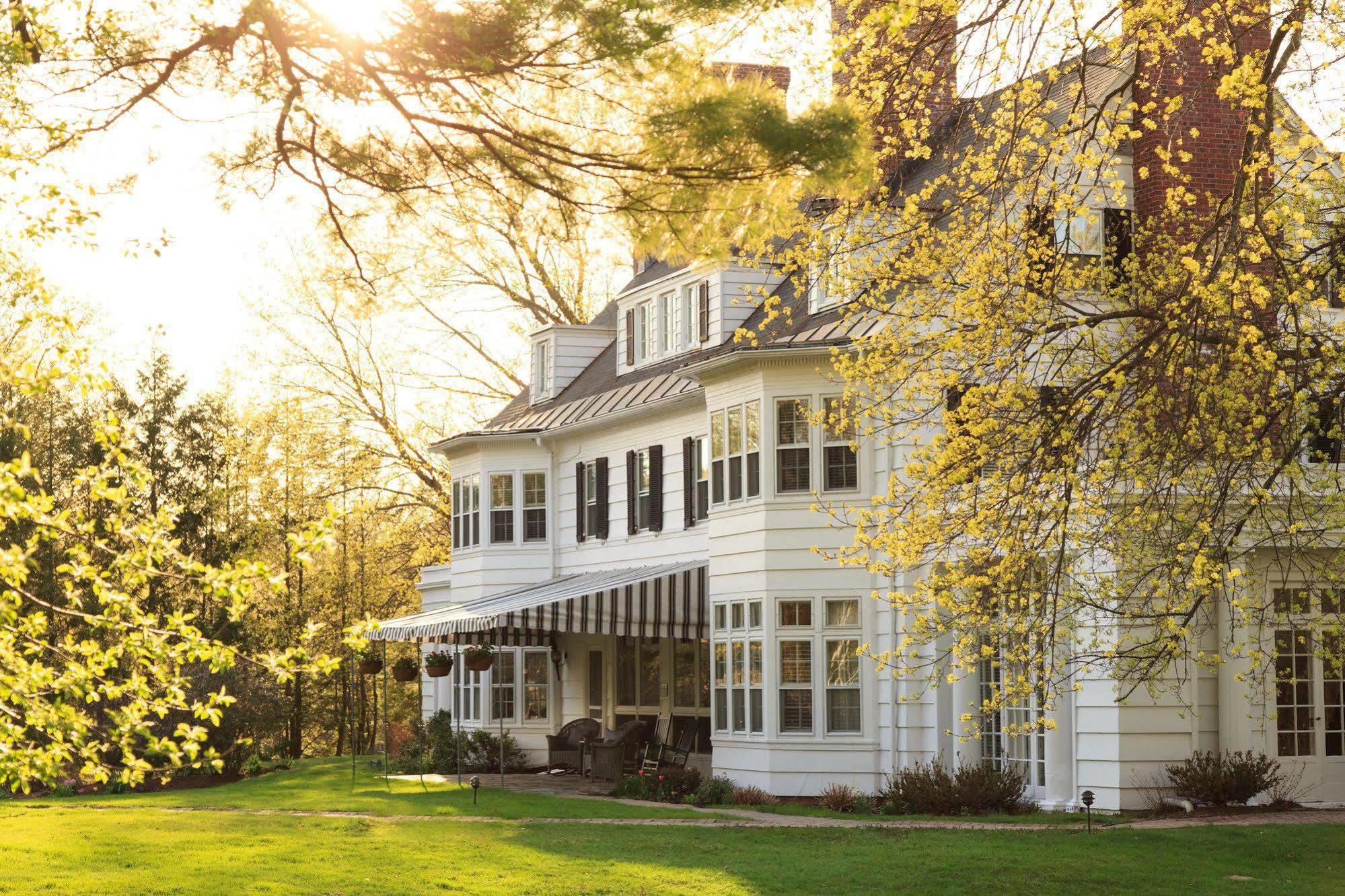 Four Chimneys Inn Bennington Bagian luar foto